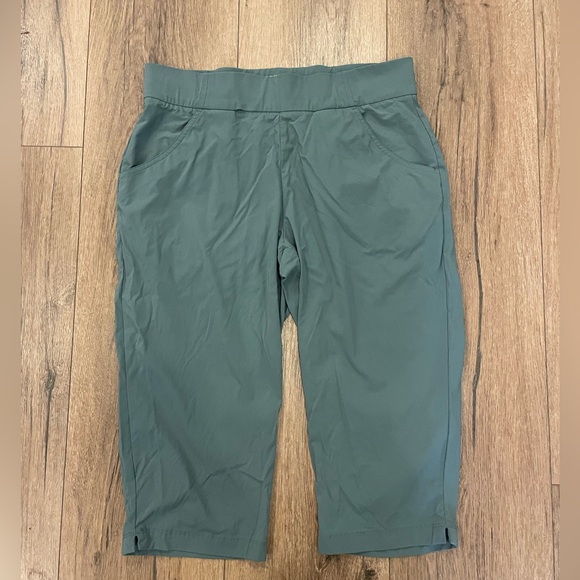 Columbia Pants - Columbia Omni Shield capris cropped pants sage green stretchy waist